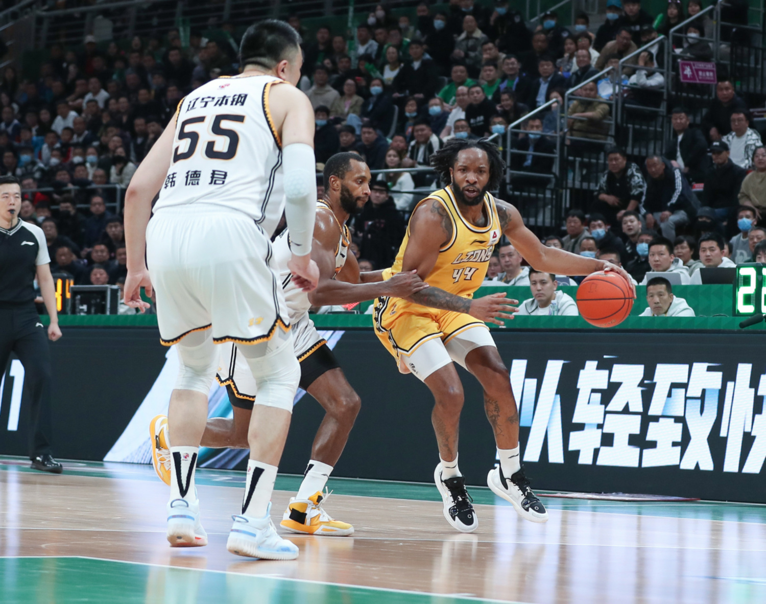 骑士力克辽宁队，库里状态火热