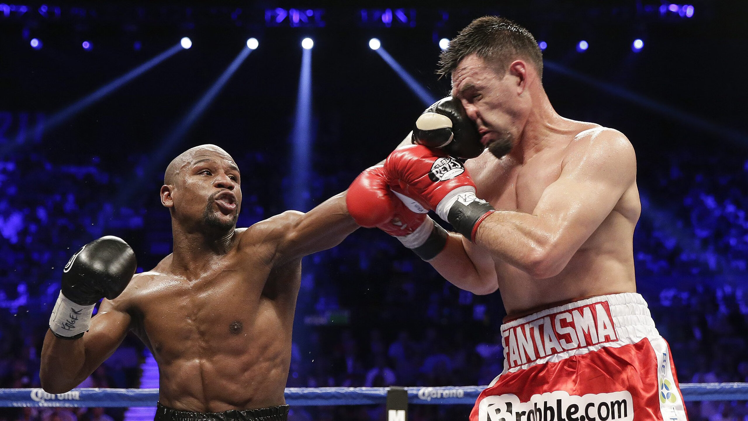 引擎撕裂夜幕，当马克西在街道赛的牢笼中打出统治级数据