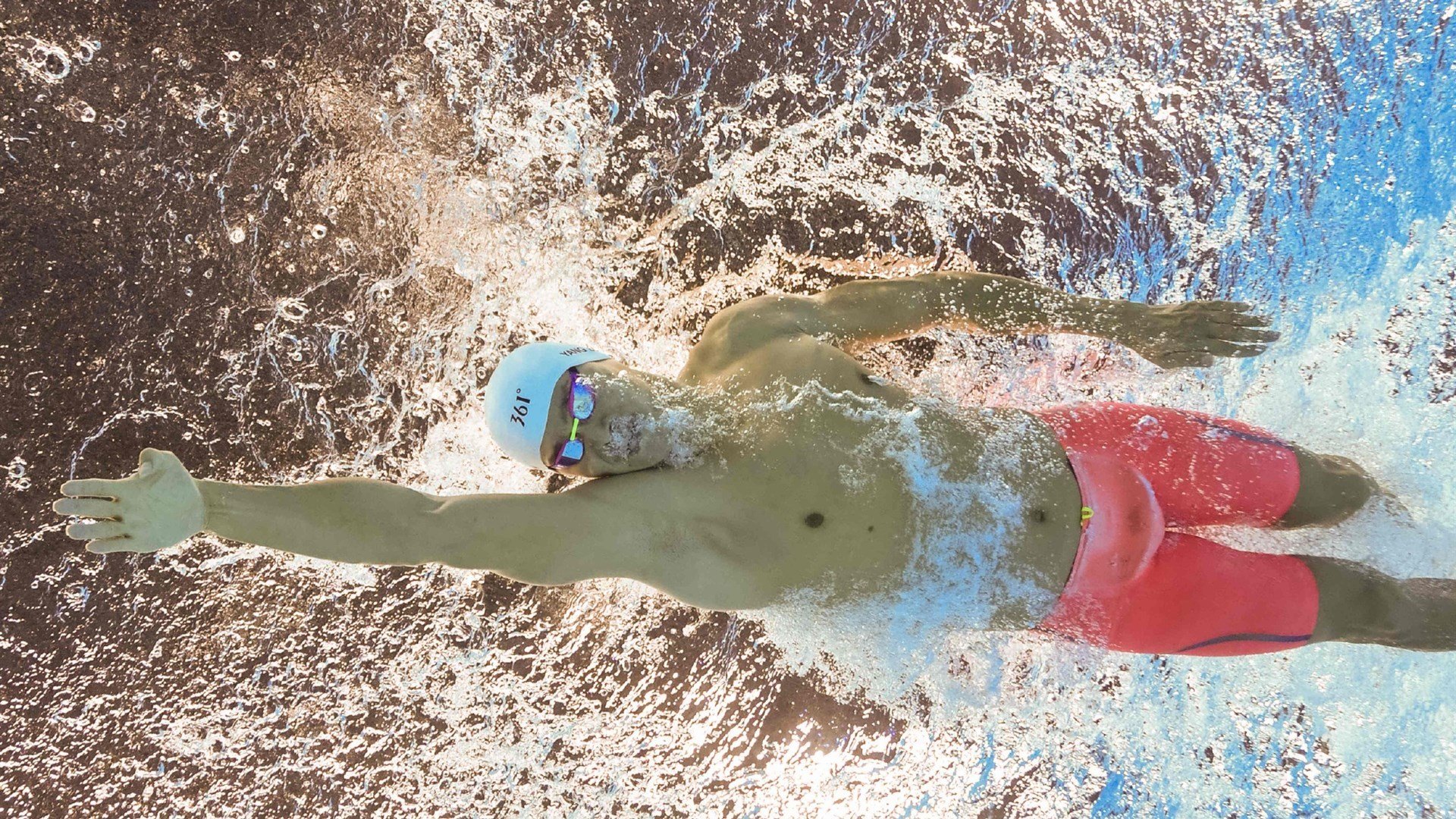 巴萨关键战突围美国，克瓦拉茨赫利亚压制级发挥，一场跨越地理与战术的征服