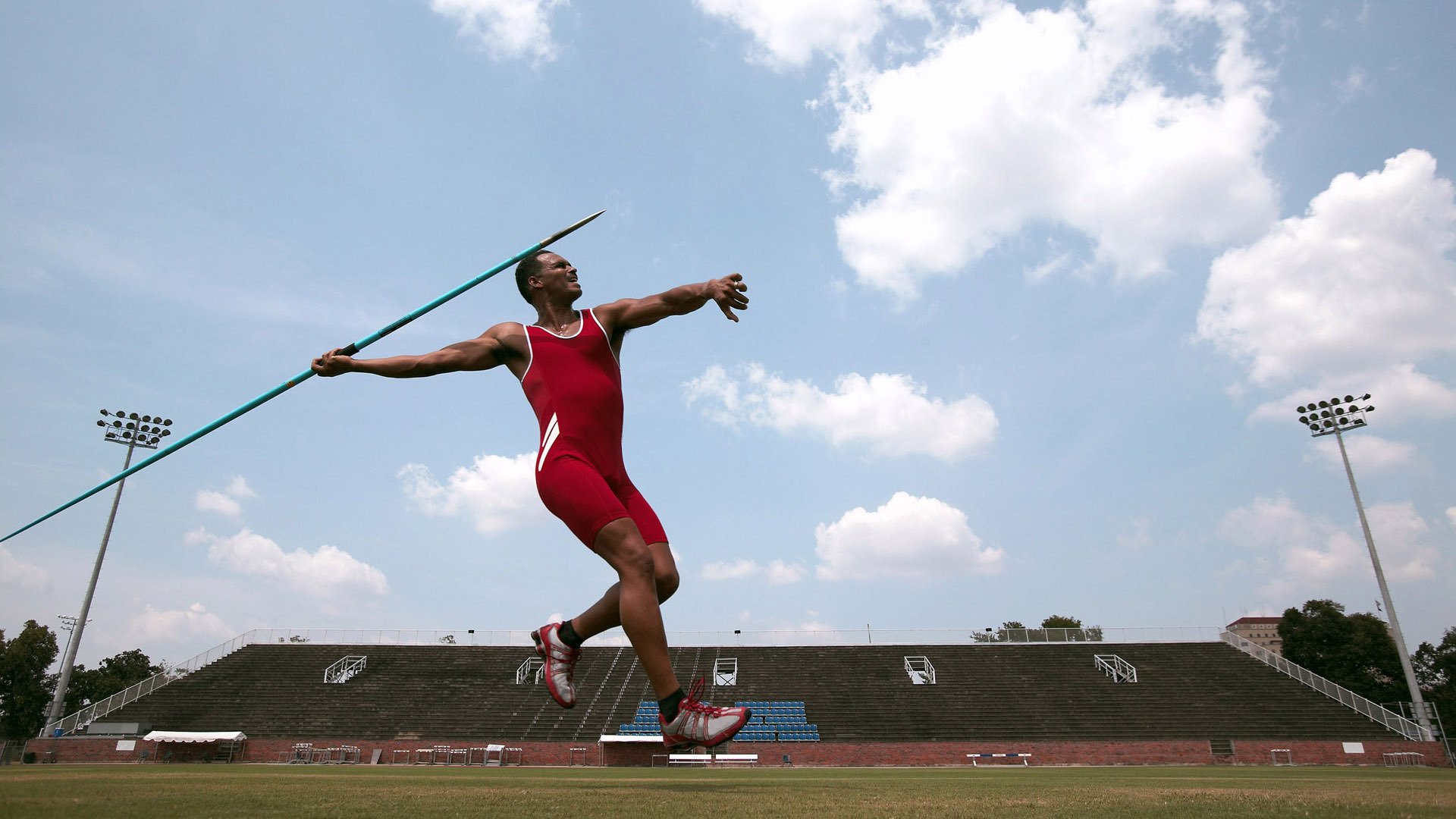 F1街道赛之夜,英格拉姆完成里程碑,引擎轰鸣中的城市心跳